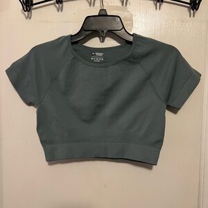 Women’s Stretch Crop Top Size Medium
